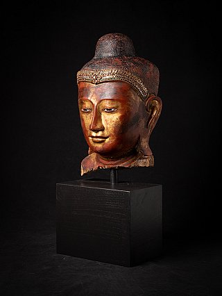 Boeddhahoofd van hout uit Myanmar, driekwartaanzicht met ingelegde band langs de haarlijn