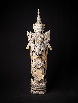 Stehende hölzerne burmesische Nat-Statue auf Sockel, Frontalansicht