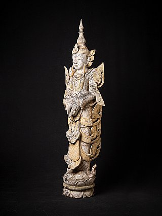 Hölzerne Nat-Statue aus Burma, Dreiviertelansicht von vorn