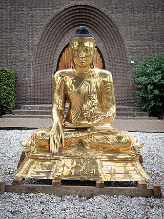 Large Burmese bronze Buddha statue in bhumisparsha mudra, seated, full front view