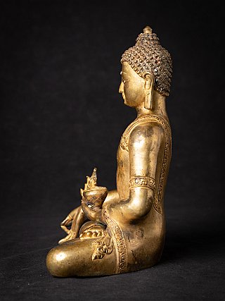Nepalesische Medizin-Buddha-Statue aus Bronze, Seitenansicht sitzend mit Schale vor dem Körper