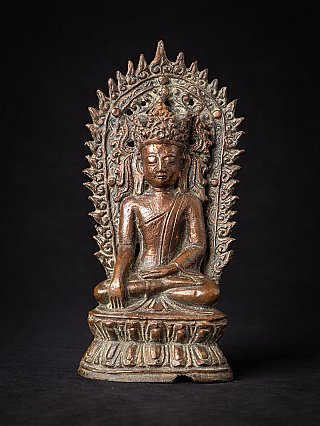 Bronzen gekroonde Arakan Boeddha uit Myanmar in bhumisparsha, frontaal met aureool