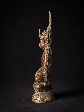Bronzen gekroonde Boeddha uit Myanmar, zijkant met hoge rugplaat en sokkel