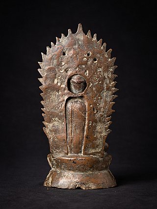 Achterzijde van de bronzen Arakan Boeddha met rugplaat en patina