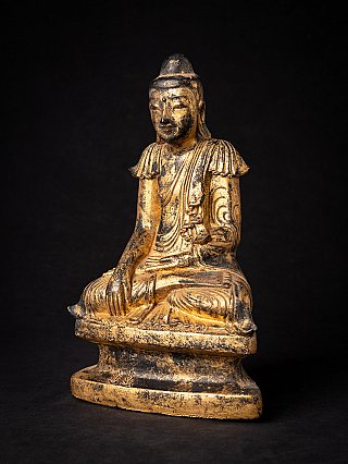 Boeddhabeeld uit Myanmar in Shan-stijl, zittend op sokkel, driekwartaanzicht links