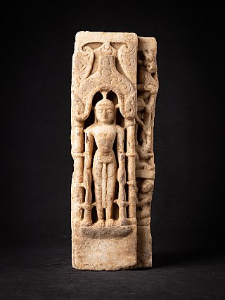 Staande Jain Boeddha in marmer uit India, frontaal in reliëf onder boogornament