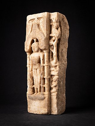 Marmeren Jain Boeddha uit India in driekwartaanzicht, met zijkant van het reliëf zichtbaar