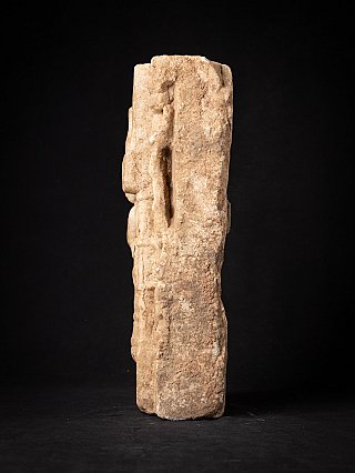 Zijaanzicht van de marmeren reliëfsteen met de Jain figuur, profiel van de blokvorm