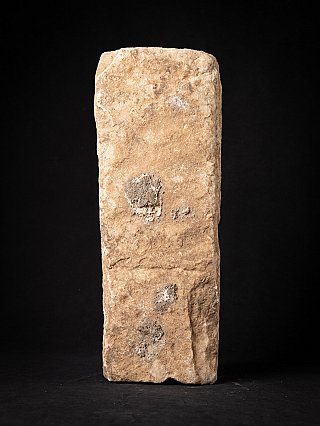Achteraanzicht van de marmeren reliëfsteen, vlakke ruwe achterkant met slijtageplekken