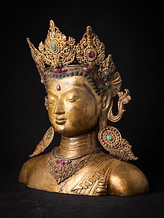 Bronzen Boeddhahoofd uit Nepal in driekwartaanzicht, met kroon en oorornamenten