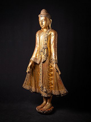 Hölzerne Mandalay-Buddha-Statue aus Myanmar, 19. Jh., Dreiviertelansicht mit Sockel und Gewandfalten