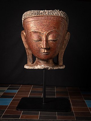 Großer antiker Buddha-Kopf aus Myanmar auf Metallständer, Frontalansicht mit geschlossenen Augen