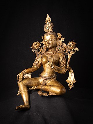 Tara-Statue aus Nepal in Bronze, Dreiviertelansicht mit Schmuck und Blütenornamenten