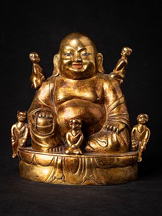 Nepalees bronzen Happy Buddha-beeld zittend, vooraanzicht met kleine figuren op schouders en sokkel