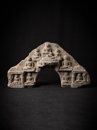 Antikes Jain-Parikara-Fragment aus Granit aus Indien mit mehreren sitzenden Figuren, frontal