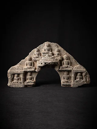 Antikes Jain-Parikara-Fragment aus Granit aus Indien mit mehreren sitzenden Figuren, frontal
