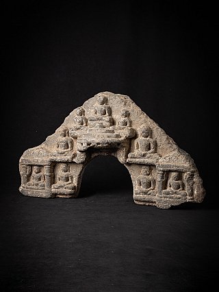 Jain-Parikara-Fragment aus Granit in leichter Schrägansicht von vorn mit Bogenöffnung