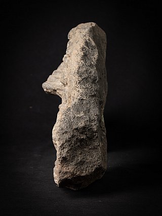 Seitenansicht des graniten Parikara-Fragments mit rauer Steinoberfläche und Relief-Tiefe