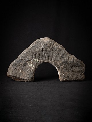 Rückansicht des antiken graniten Parikara-Fragments mit bogenförmiger Aussparung