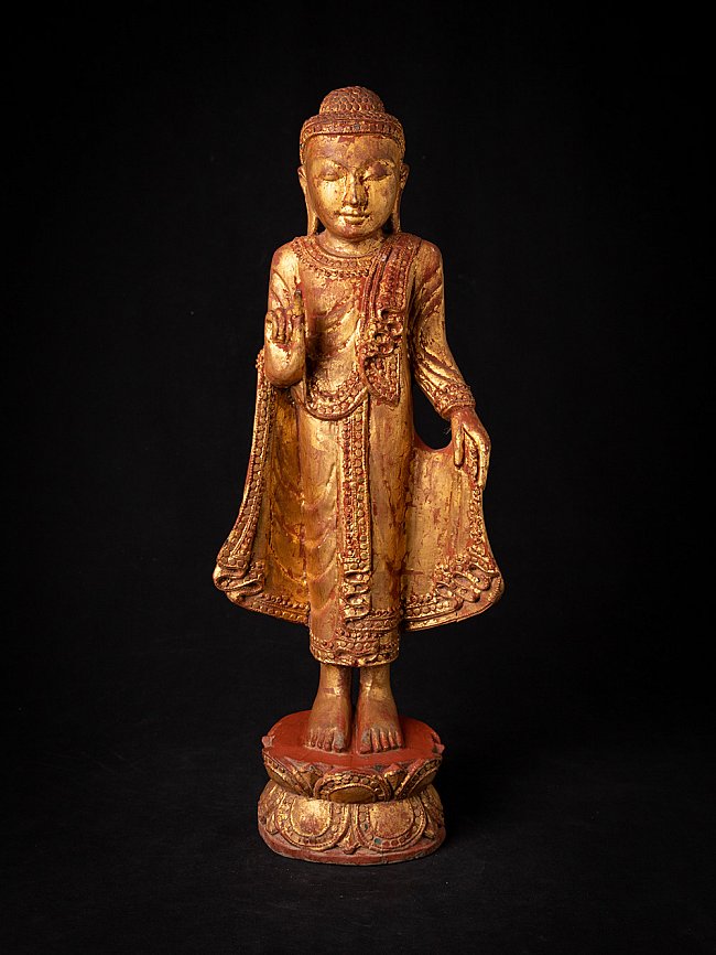 Alte holzerne Birmanische Buddhafigur