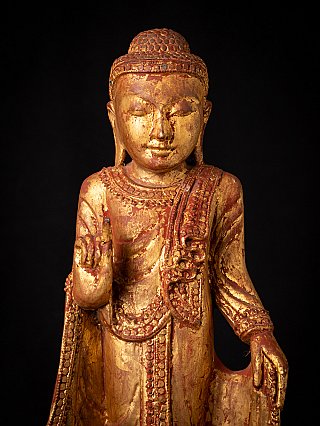 Alte holzerne Birmanische Buddhafigur