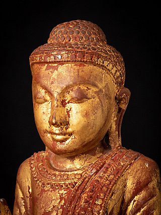 Alte holzerne Birmanische Buddhafigur