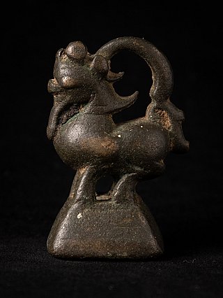 Bronzen opiumgewicht uit Birma (Myanmar), 18e eeuw, schuin aanzicht met gebogen staart