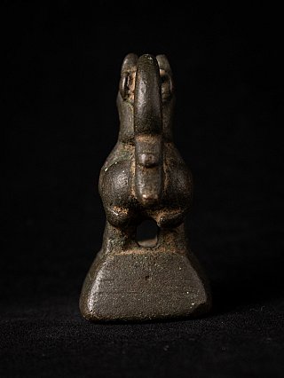 Antiek Birmaans bronzen opiumgewicht, 18e eeuw, achteraanzicht met staart naar beneden