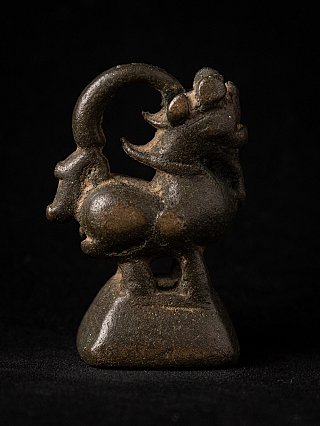 Bronzen opiumgewicht uit Myanmar, 18e eeuw, zijaanzicht met kop en opstaande staartboog