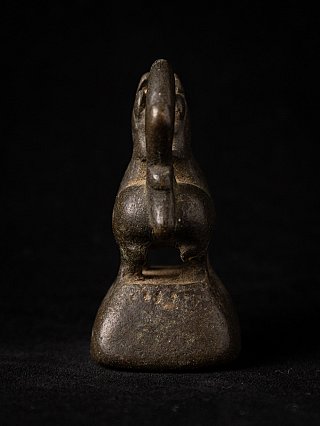 Bronze-Opiumgewicht aus Burma (Myanmar), schmales Frontalprofil mit Kopf und aufgerichtetem Schweifbogen