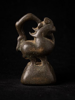 Antikes Opiumgewicht aus Bronze aus Burma (Myanmar), Seitenansicht mit rundem Körper und geschwungenem Schweif