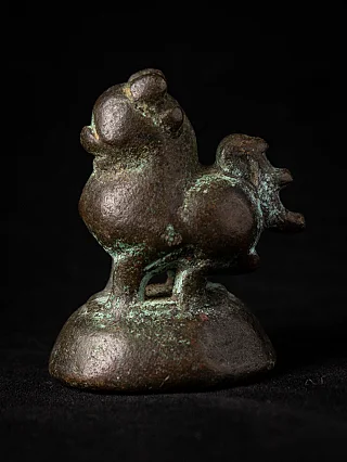 Antikes Opiumgewicht aus Bronze aus Burma, Tierfigur auf rundem Sockel in Dreiviertelansicht