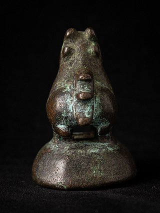 Bronzen opiumgewicht uit Burma (18e eeuw), vooraanzicht met gestileerde kop en borsten