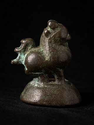 Antiek opiumgewicht in brons uit Myanmar, zijaanzicht met opkrullende staart en patina