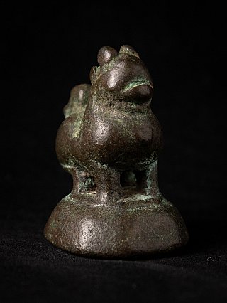 Bronzen opiumgewicht uit Burma, close-up van kop en borst in schuin aanzicht