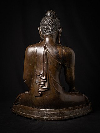 Rückzijde des bronzen Mandalay-Buddhas, mit fallendem Gewand über dem Rücken