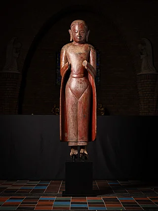 Große Ava-Mönchsstatue aus Holz aus Burma (Myanmar), 17. Jh., stehend, Namaskara-Mudra, Frontalansicht