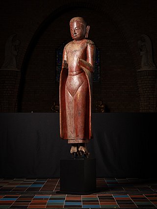 Wooden Burmese monk statue from the Ava period, 17th century, three-quarter left view
