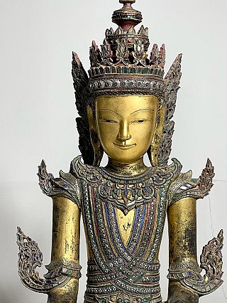 Detail von Gesicht und Krone einer burmesischen Shan-Buddha-Statue aus Lackarbeit, frontal