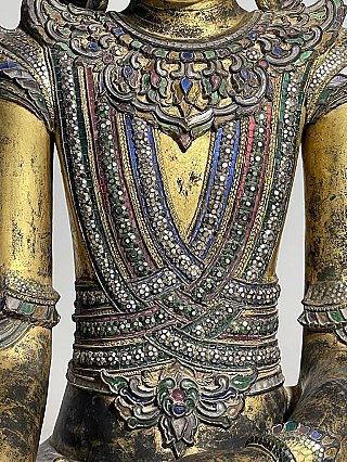 Detail der Brustornamente mit Einlagen an der Lackarbeit der Shan-Buddha-Statue