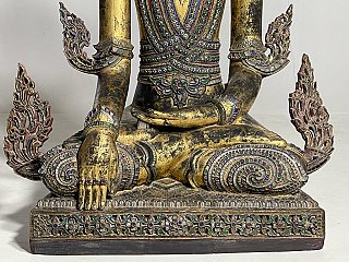 Detail der Hände und des Sockels der sitzenden burmesischen Shan-Buddha-Statue, Bhumisparsha-Mudra
