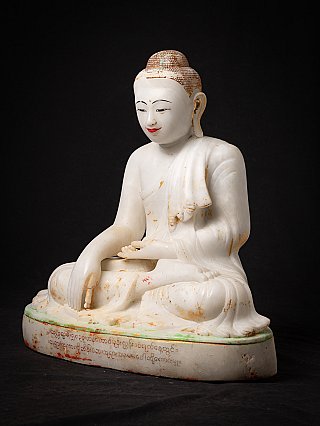 Sitzende Marmor-Buddha-Statue aus Burma (Mandalay-Stil), Dreiviertelansicht mit Sockelinschrift