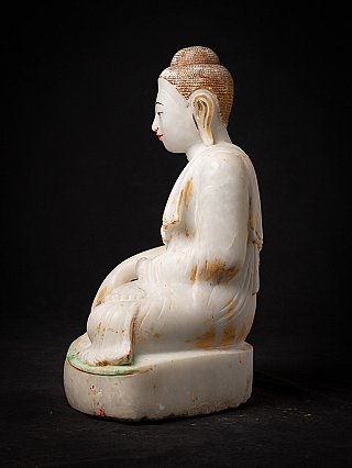 Marmor-Buddha-Statue der Mandalay-Zeit, linke Seitenansicht mit Goldakzenten an Haar und Ohr