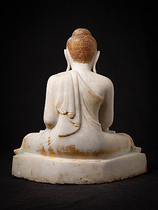 Rückansicht der Mandalay-Buddha-Statue aus Marmor mit drapiertem Gewand