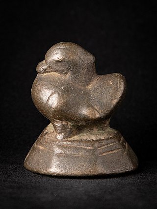 Antikes bronzenes Opiumgewicht aus Burma (Myanmar), Vogelform auf Stufenbasis, Dreiviertelansicht