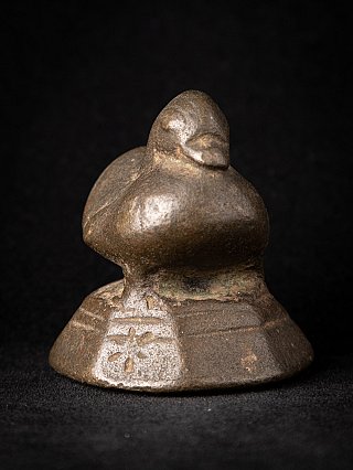 Bronze-Opiumgewicht aus Burma, Schrägansicht mit eingraviertem Motiv am Sockel