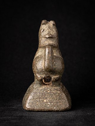 Antikes Bronze-Opiumgewicht aus Burma, Frontalansicht mit langem Rüssel und quadratischem Sockel