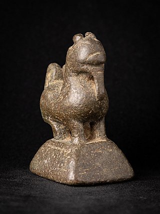 Bronze opiumgewicht uit Burma (Myanmar), Dreiviertelansicht der Tierfigur auf Sockel