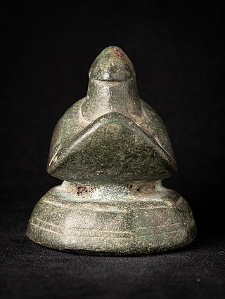 Bronzenes Opiumgewicht (Burma/Myanmar), Vorderansicht mit spitzem Kopf und breiter Brust auf rundem Sockel
