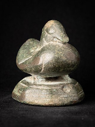 Bronzenes Opiumgewicht aus Burma, schräge Ansicht mit Kopf und Brustvolumen über dem Sockel